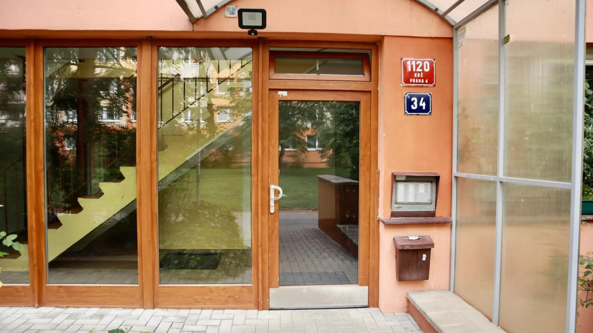 Family Cozy Apartment Metro Access Praha