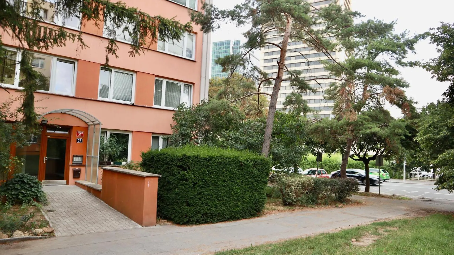 Family Cozy Apartment Metro Access Praha